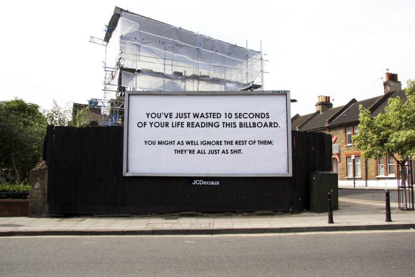 El británico se burla sin piedad de carteles de películas, señales de tráfico y publicidad El británico se burla sin piedad de carteles de películas, señales de tráfico y publicidad