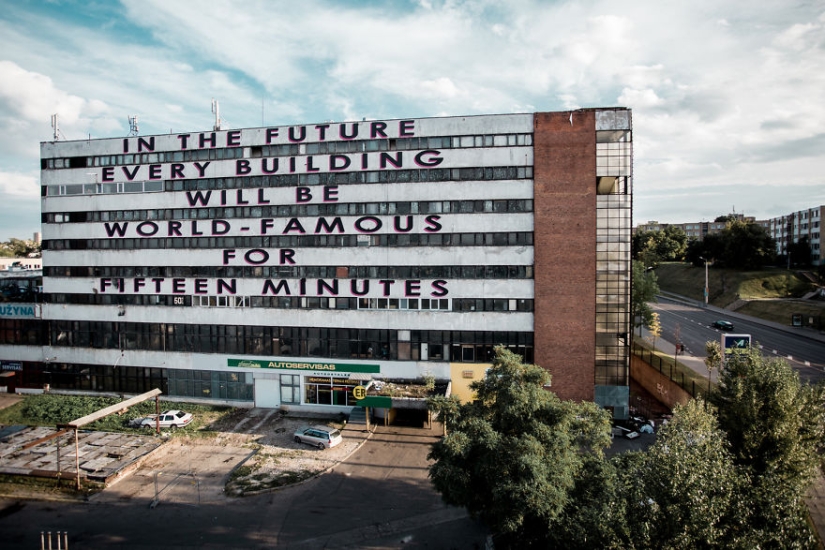 El británico se burla sin piedad de carteles de películas, señales de tráfico y publicidad El británico se burla sin piedad de carteles de películas, señales de tráfico y publicidad