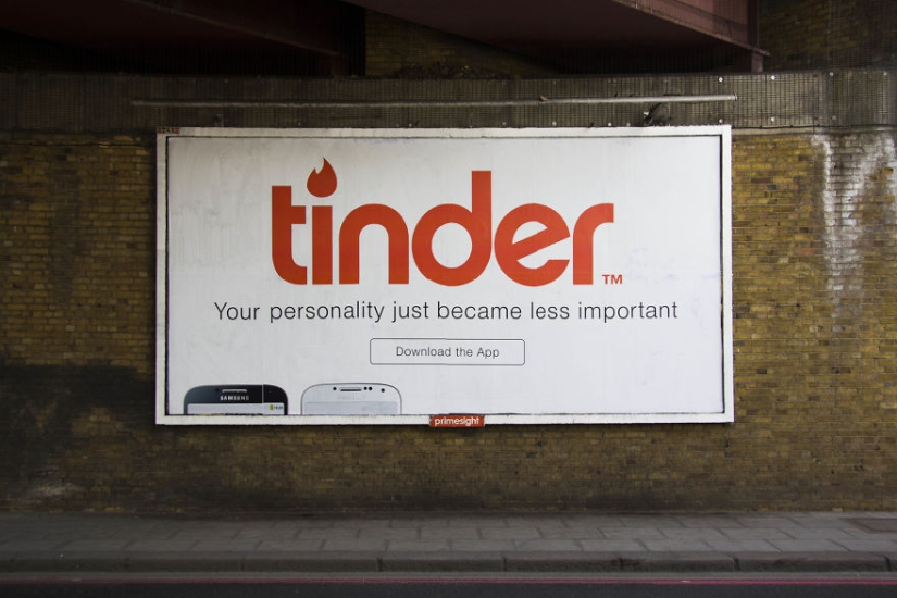 El británico se burla sin piedad de carteles de películas, señales de tráfico y publicidad El británico se burla sin piedad de carteles de películas, señales de tráfico y publicidad