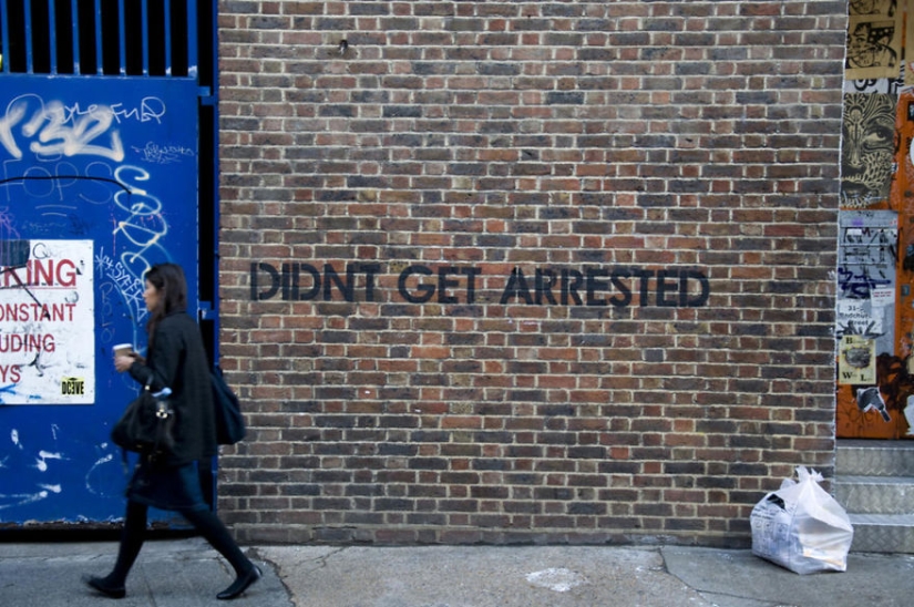 El británico se burla sin piedad de carteles de películas, señales de tráfico y publicidad El británico se burla sin piedad de carteles de películas, señales de tráfico y publicidad