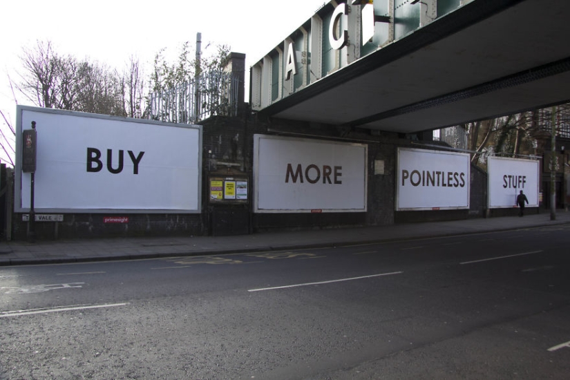 El británico se burla sin piedad de carteles de películas, señales de tráfico y publicidad El británico se burla sin piedad de carteles de películas, señales de tráfico y publicidad