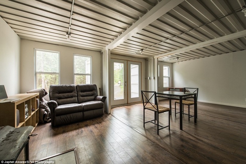 El canadiense construyó una casa con contenedores y vive allí incluso en menos de 30 El canadiense construyó una casa con contenedores y vive allí incluso en menos de 30