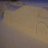 El canadiense hizo un automóvil con nieve para dibujar limpiaparabrisas y atrajo la atención de la policía