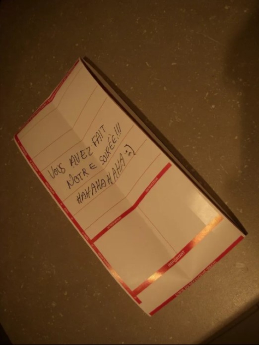 El canadiense hizo un automóvil con nieve para dibujar limpiaparabrisas y atrajo la atención de la policía