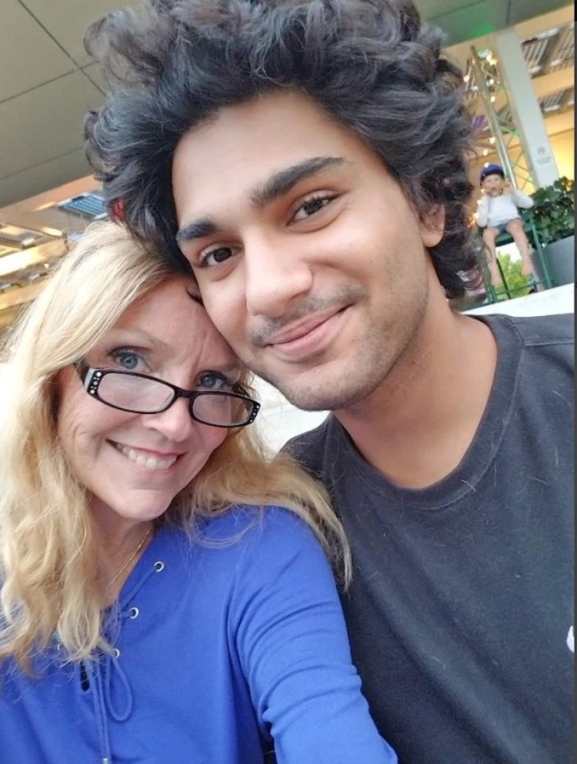 El caso es joven: una mujer de 60 años conoce a un chico de 21 años y se jacta de sexo increíble