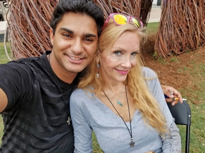 El caso es joven: una mujer de 60 años conoce a un chico de 21 años y se jacta de sexo increíble