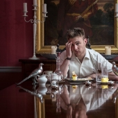 El comediante, que vive en la Torre de Londres, habló sobre las dificultades de la vida en el castillo