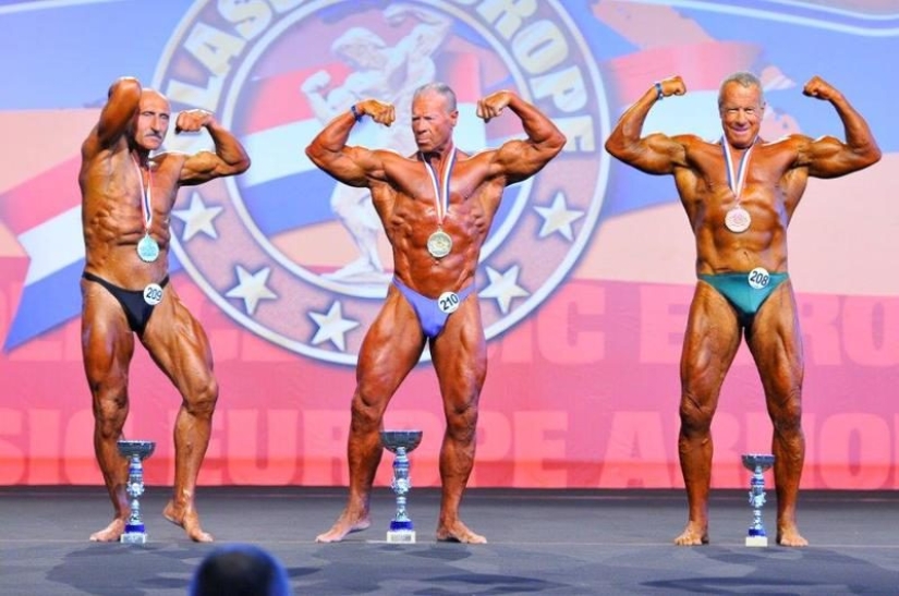 El culturista de 72 años impresionó a los jóvenes con una prensa de acero y enormes bíceps