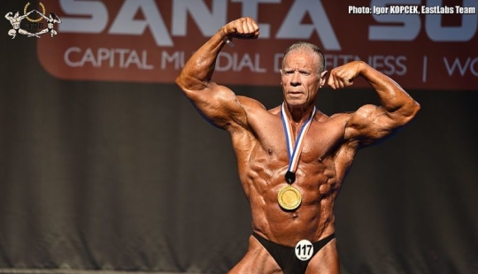 El culturista de 72 años impresionó a los jóvenes con una prensa de acero y enormes bíceps