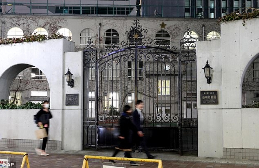 El director de una escuela en Tokio quiere presentar un formulario por $ 700 de Armani, los padres, por supuesto, están en contra