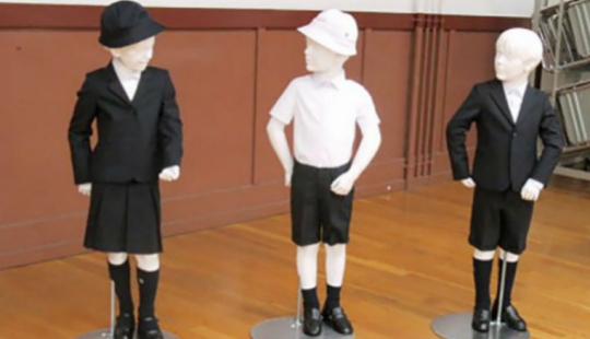 El director de una escuela en Tokio quiere presentar un formulario por $ 700 de Armani, los padres, por supuesto, están en contra El director de una escuela en Tokio quiere presentar un formulario por $ 700 de Armani, los padres, por supuesto, están en contra