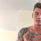 El ejército británico dejó el servicio y comenzó a actuar en el porno gay. Pero no es lo que pensabas, es solo un trabajo