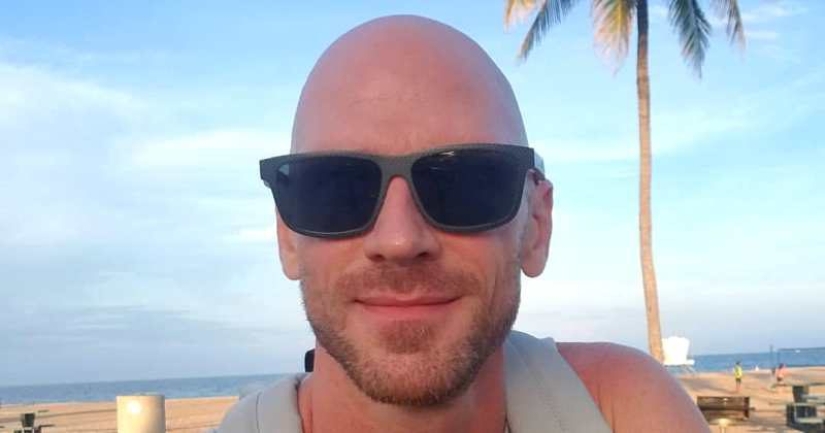 El embajador paquistaní privó de la vista al "Calvo de Brazzers" y se convirtió en blanco de burlas