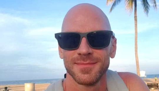 El embajador paquistaní privó de la vista al "Calvo de Brazzers" y se convirtió en blanco de burlas