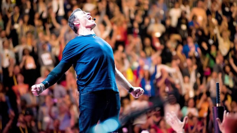 El entrenador ágil: Tony Robbins fue acusado de acoso sexual