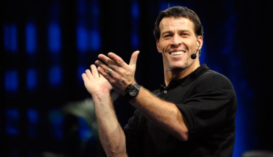 El entrenador ágil: Tony Robbins fue acusado de acoso sexual