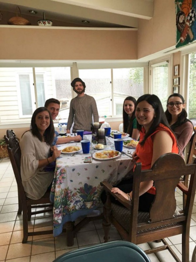 El estudiante le envió a su madre una foto de cuerpo entero de sí mismo, y esto es lo que hizo con ella El estudiante le envió a su madre una foto de cuerpo entero de sí mismo, y esto es lo que hizo con ella