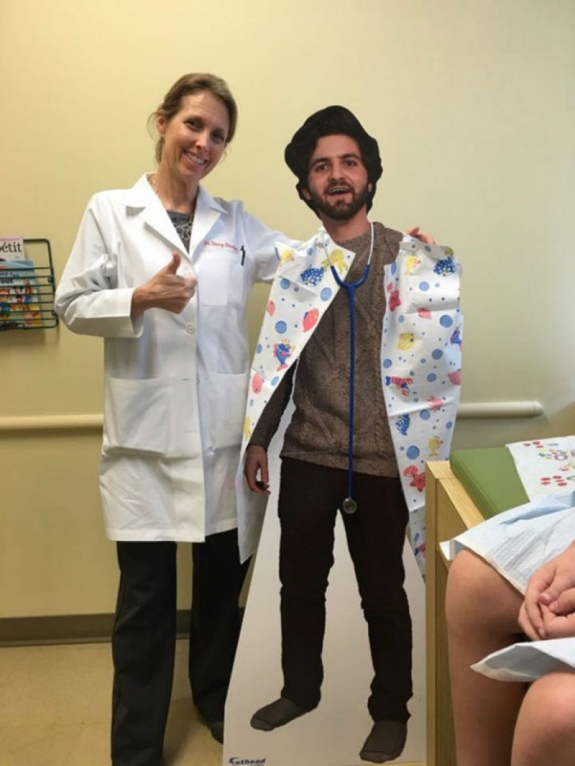 El estudiante le envió a su madre una foto de cuerpo entero de sí mismo, y esto es lo que hizo con ella El estudiante le envió a su madre una foto de cuerpo entero de sí mismo, y esto es lo que hizo con ella