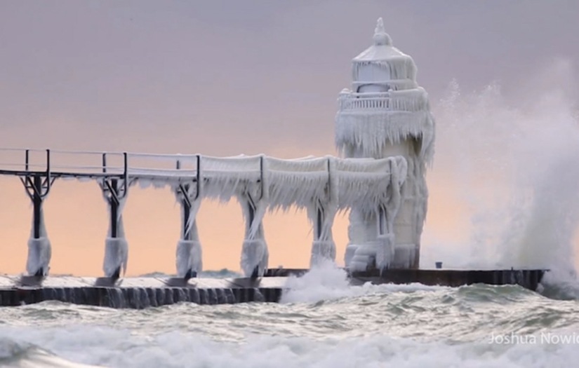 El faro en el lago Michigan se ha congelado por completo y se ha convertido en una torre fabulosa