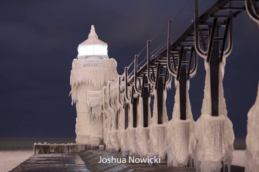 El faro en el lago Michigan se ha congelado por completo y se ha convertido en una torre fabulosa
