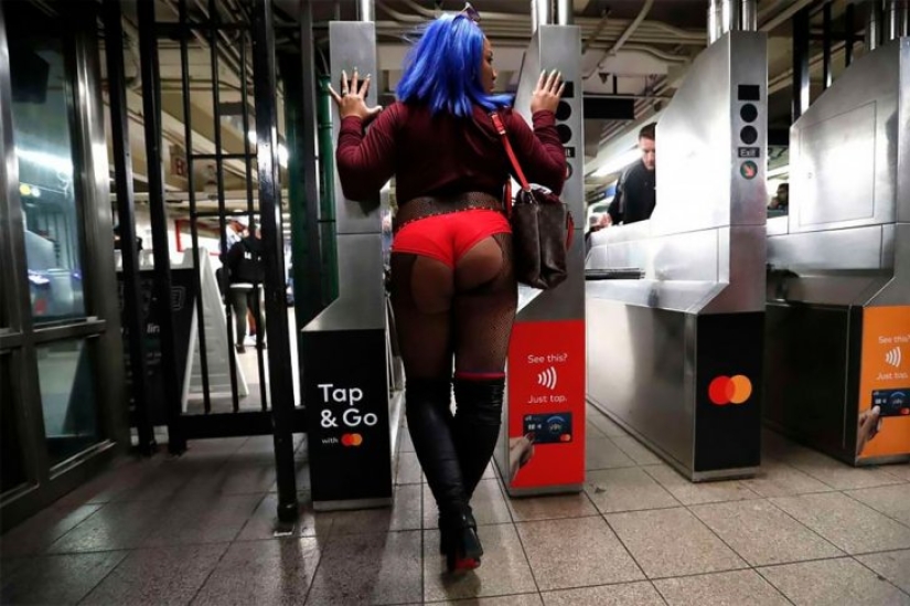 El flash mob "Metro sin pantalones" está caminando por el planeta. Este año se han unido 10 ciudades