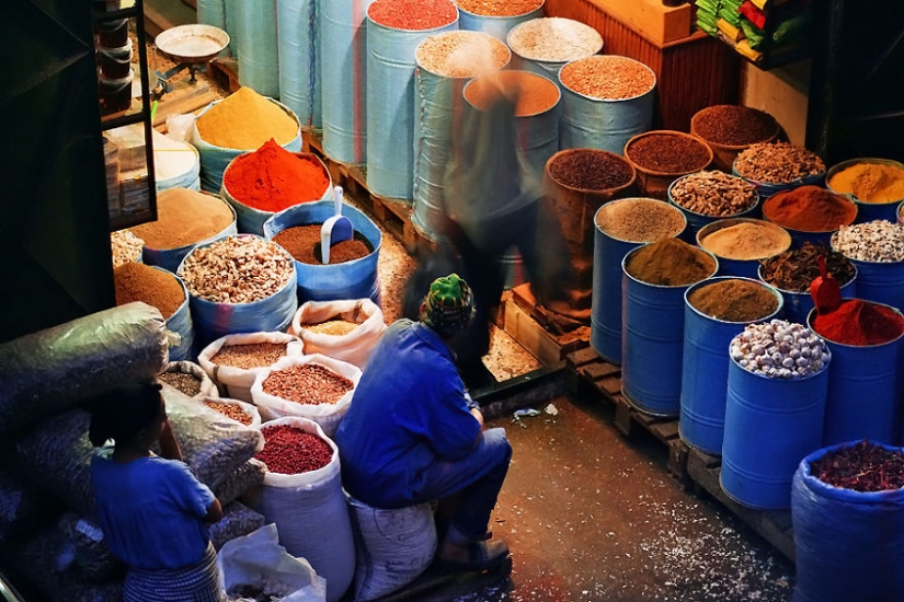 El fotógrafo ha estado filmando durante cuatro años lo que está sucediendo en un banco en el patio ucraniano