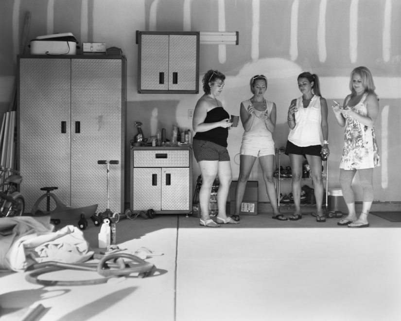 El fotógrafo quitó los teléfonos de las fotos para mostrar lo lejos que estamos el uno del otro