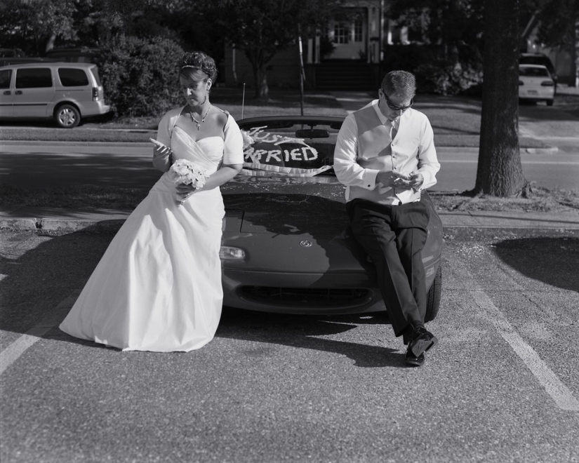 El fotógrafo quitó los teléfonos de las fotos para mostrar lo lejos que estamos el uno del otro