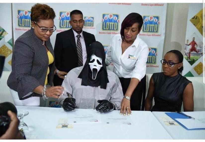El ganador de la lotería en Jamaica no les dio una sola oportunidad a los mendigos y ladrones El ganador de la lotería en Jamaica no les dio una sola oportunidad a los mendigos y ladrones