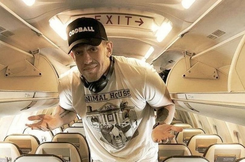 El" Giant " fue trasladado a primera clase porque no cabía en un asiento estándar en el avión