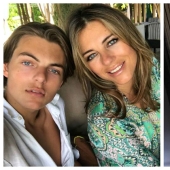 El hijo de 15 años de Elizabeth Hurley toma fotos sinceras de su madre de 52 años