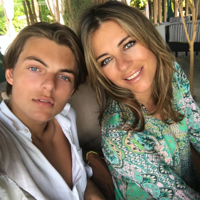 El hijo de 15 años de Elizabeth Hurley toma fotos sinceras de su madre de 52 años El hijo de 15 años de Elizabeth Hurley toma fotos sinceras de su madre de 52 años