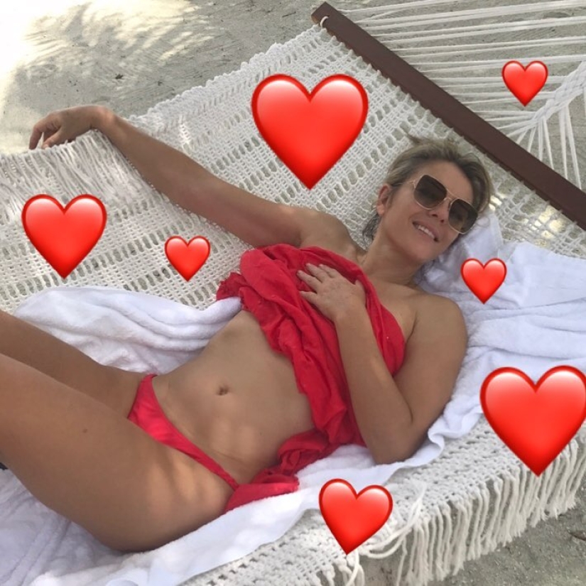 El hijo de 15 años de Elizabeth Hurley toma fotos sinceras de su madre de 52 años El hijo de 15 años de Elizabeth Hurley toma fotos sinceras de su madre de 52 años
