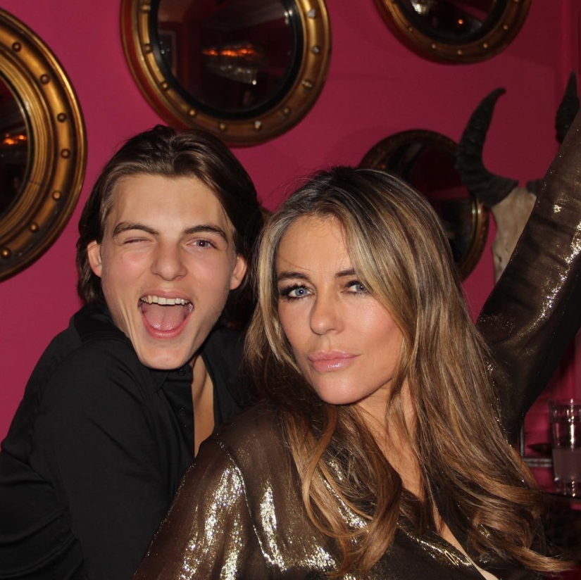 El hijo de 15 años de Elizabeth Hurley toma fotos sinceras de su madre de 52 años El hijo de 15 años de Elizabeth Hurley toma fotos sinceras de su madre de 52 años