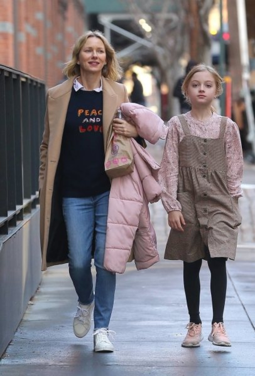 El hijo de la pareja de estrellas Naomi Watts y Liv Schreiber parece haberse convertido en una hija El hijo de la pareja de estrellas Naomi Watts y Liv Schreiber parece haberse convertido en una hija