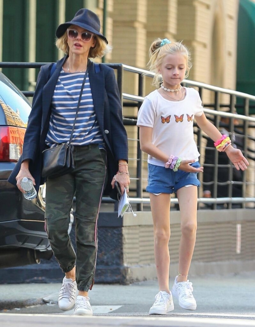 El hijo de la pareja de estrellas Naomi Watts y Liv Schreiber parece haberse convertido en una hija El hijo de la pareja de estrellas Naomi Watts y Liv Schreiber parece haberse convertido en una hija