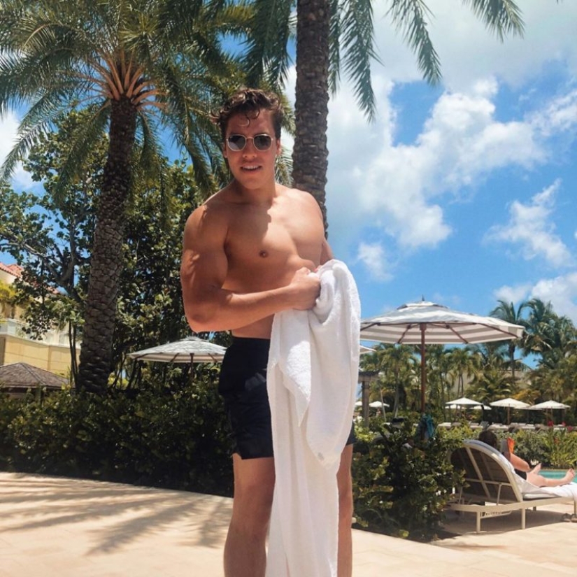 El hijo de Schwarzenegger mostró sus bíceps y le recordó a su padre en su juventud El hijo de Schwarzenegger mostró sus bíceps y le recordó a su padre en su juventud