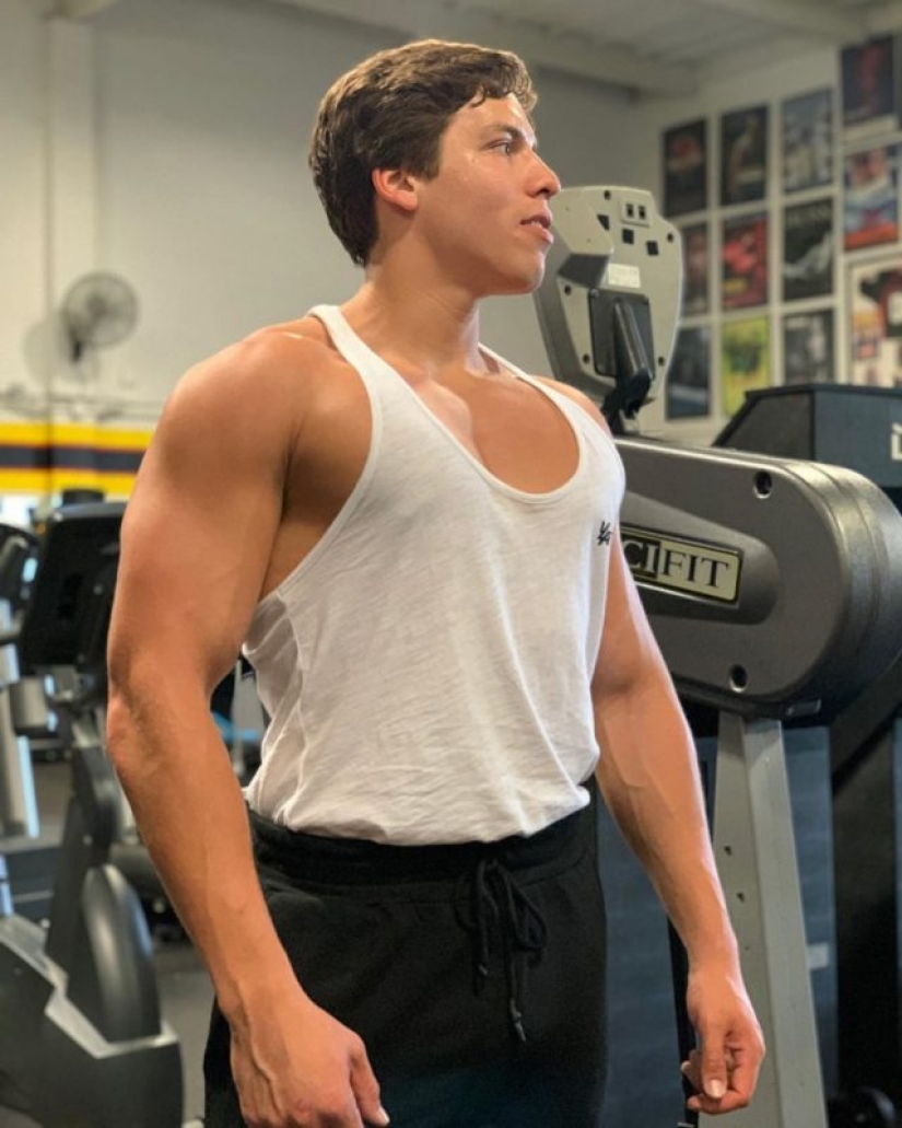 El hijo de Schwarzenegger mostró sus bíceps y le recordó a su padre en su juventud El hijo de Schwarzenegger mostró sus bíceps y le recordó a su padre en su juventud