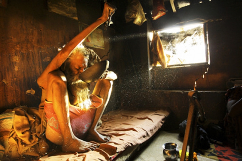 El hindú ha estado levantando la mano durante 44 años