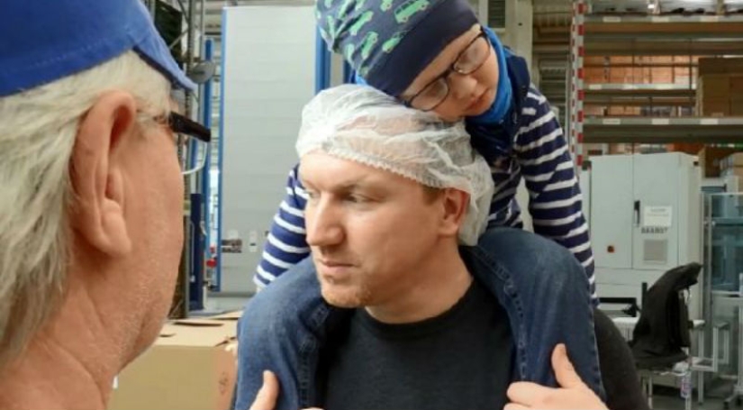 El hombre quería dejar su trabajo para cuidar de su hijo enfermo de cáncer, pero sus colegas trabajaron 3.300 horas para él El hombre quería dejar su trabajo para cuidar de su hijo enfermo de cáncer, pero sus colegas trabajaron 3.300 horas para él