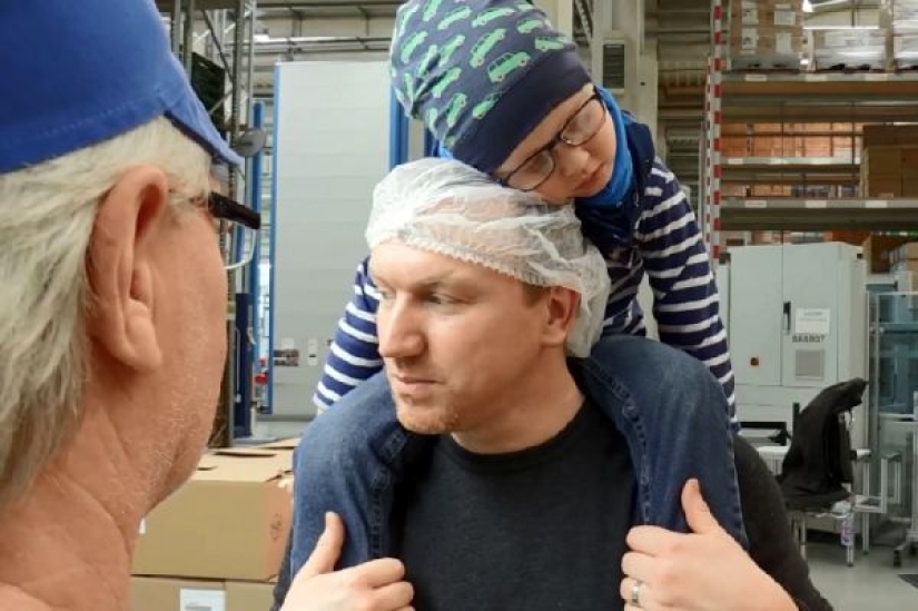 El hombre quería dejar su trabajo para cuidar de su hijo enfermo de cáncer, pero sus colegas trabajaron 3.300 horas para él El hombre quería dejar su trabajo para cuidar de su hijo enfermo de cáncer, pero sus colegas trabajaron 3.300 horas para él