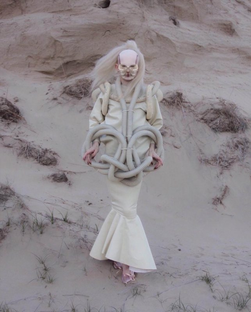 El hombre sin sexo Salvia, admirando y al mismo tiempo asustando con sus imágenes