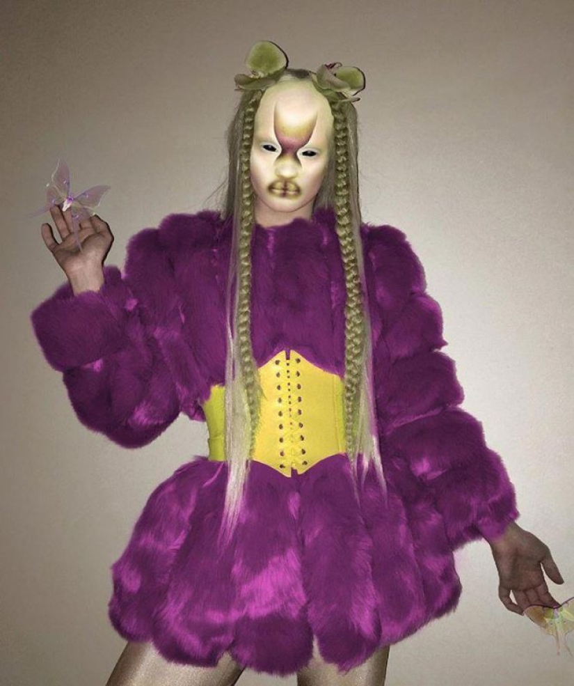 El hombre sin sexo Salvia, admirando y al mismo tiempo asustando con sus imágenes