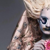 El hombre sin sexo Salvia, admirando y al mismo tiempo asustando con sus imágenes