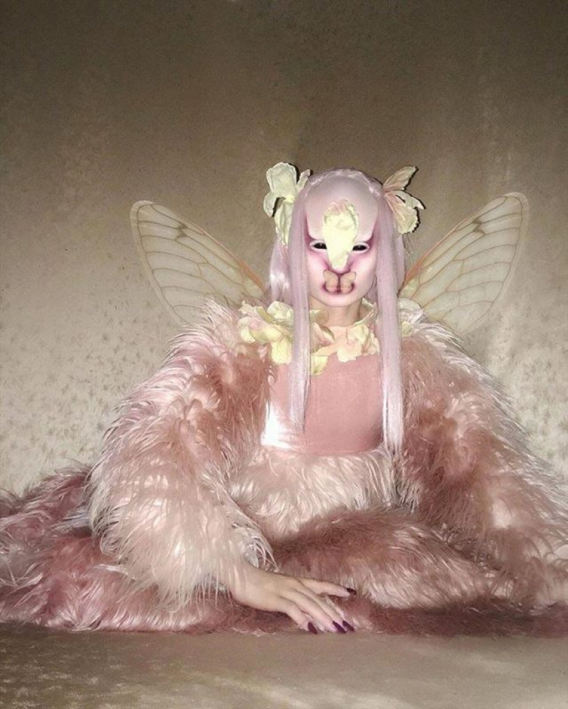 El hombre sin sexo Salvia, admirando y al mismo tiempo asustando con sus imágenes