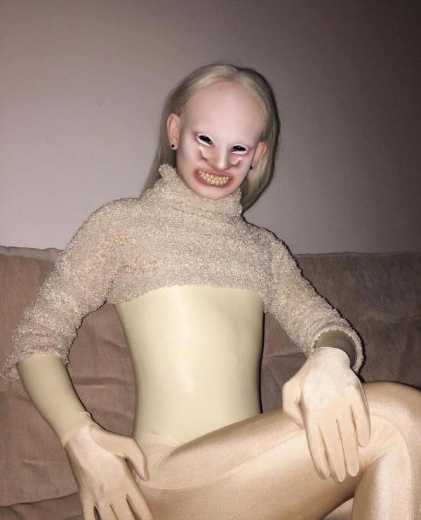 El hombre sin sexo Salvia, admirando y al mismo tiempo asustando con sus imágenes