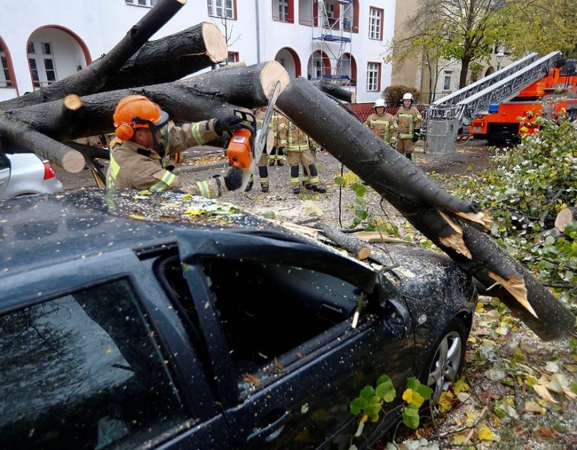 El huracán "Gervart" que arrasó Europa se cobró la vida de seis personas El huracán "Gervart" que arrasó Europa se cobró la vida de seis personas