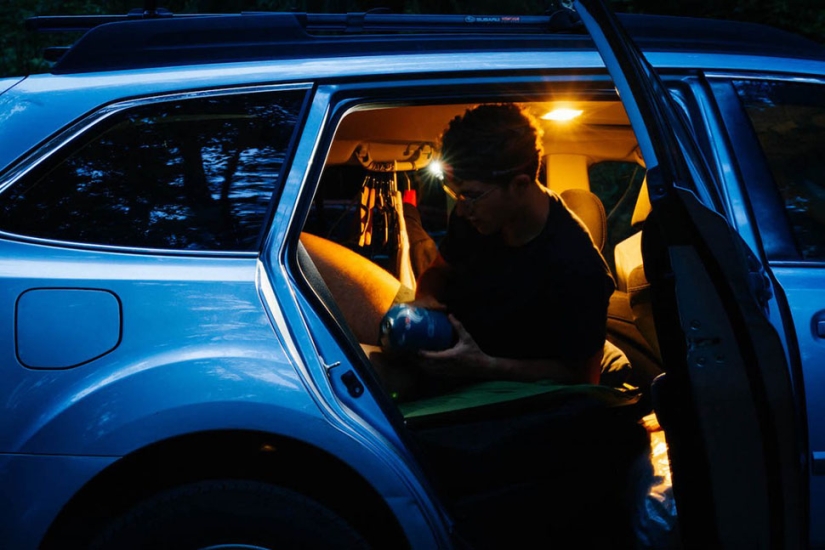 El interno de 22 años vivió en un automóvil durante 40 días y logró ir a trabajar en traje