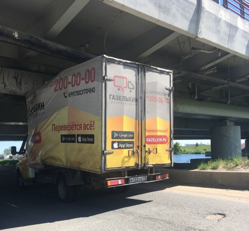 El legendario "puente de la estupidez" de San Petersburgo celebró su aniversario — la Gacela número 150 se estrelló contra él
