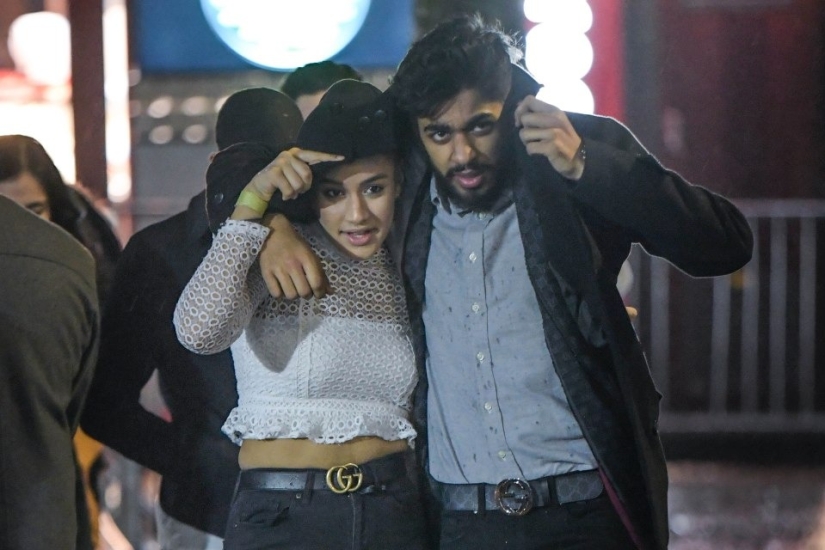 ¡El mal tiempo no es motivo para estar triste! La juventud británica sigue pasando el rato incluso en un huracán ¡El mal tiempo no es motivo para estar triste! La juventud británica sigue pasando el rato incluso en un huracán